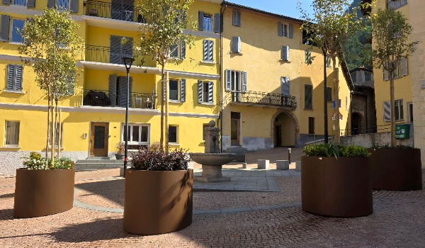 Foto fioriere su misura con base inclinata in base alla pendenza del pavimento della piazza. Arredo urbano Helios