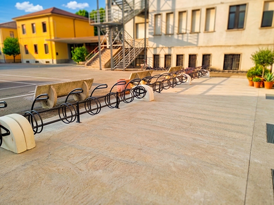 Foto Portabici in acciaio in serie con fianchi bocciardati modello STRIKE di Helios arredo urbano e FLY arredo urbano online - strike-steel-bike-rack-urban-furniture-textured-side-panels-helios